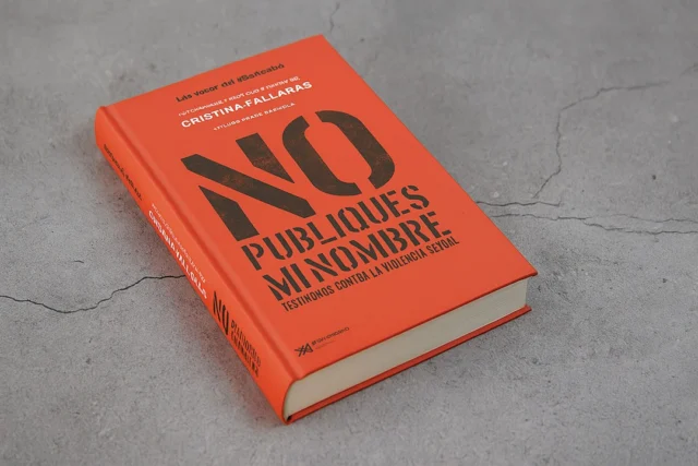 En el #ClubDeLecturadeAMJE de junio leímos “No publiques mi nombre”, de @cfallaras, a la que admiramos y con quien pudimos charlar durante la sesión.📖
Simplificando mucho se podría decir que “No publiques mi nombre” es un recopilatorio de una buena parte de los mensajes de violencia sexual que miles de mujeres han enviado a la cuenta de Instagram de Cristina Fallarás con el hashtag #SeAcabó. Pero como digo, eso sería simplificar mucho.💬
Leyendo el libro pasas a ser consciente de que no solo nos agrede el acto concreto del que somos víctimas, sino el silencio que se nos impone ante este. 🔇
Por otra parte, las violencias son tan diversas que es difícil no identificarse en alguna de ellas. Ello puede ser duro, pero a la vez sanador. Confiamos que la lectura del libro también sea sanadora para ti.💜
Este es un fragmento de la reseña que ha escrito nuestra compañera Dori Jiménez, que puedes leer al completo en nuestra web 👉 https://www.mujeresjuezas.es/2025/07/07/resena-del-libro-no-publiques-mi-nombre-de-cristina-fallaras/
#mujeresjuezas #cuentalo #AMJE #relatos #relatosfeministas #lecturarecomendada #escritoras #librosrecomendados #mujeresescritoras #cludelecturafeminista #CristinaFallarás #NoPubliquesMiNombre